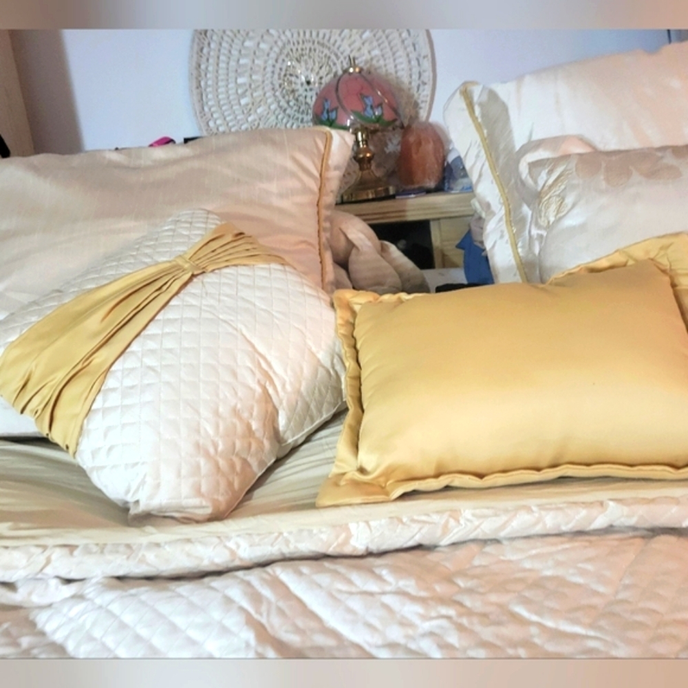 Elegant Cream & Gold Demask Luxury Bedding Set Queen Quilt, 2 Shams, 5 Pillows - Picture 2 of 13